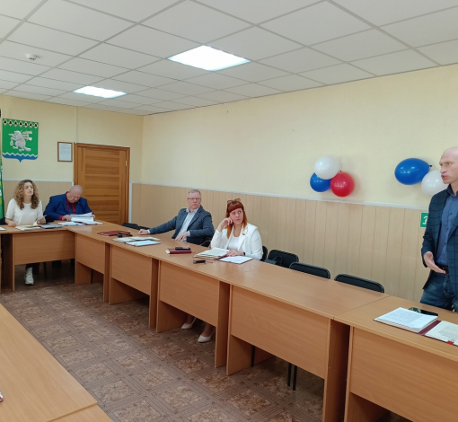Депутат Михаил Вялков передает главе просьбу жителей с. Антоново построить для них модульное здание под клуб.